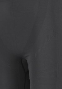 Nahaufnahme von schwarzen nahtlosen Shorts mit strukturierten Einsätzen und verstärkten Nähten im Schrittbereich.