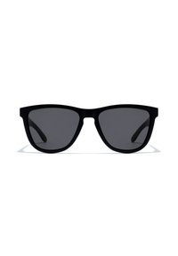 Ochelari de soare din plastic negru, cu un design elegant și unghiular, lentile întunecate și brațe subțiri, prezentând o estetică minimalistă.