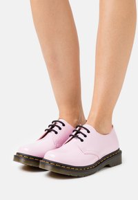 Dr. Martens 1461 - Sapatos de atacadores - pale pink lamper