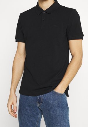 Zwarte poloshirt met een kraag en een placket met drie knopen. Korte mouwen, gemaakt van een gladde stof, subtiele logo op de borst, gecombineerd met blauwe jeans.