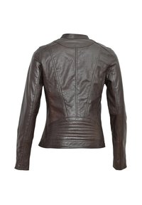 Hnědá kožená bunda s těsným střihem, ribbovanou texturou na dolní části zad a minimálními švy podél švů a rukávů.