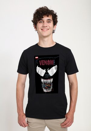 Czarna koszulka z grafiką Venoma, z ostrymi białymi zębami i kolorowym wzorem. Koszulka ma okrągły dekolt i krótkie rękawy.