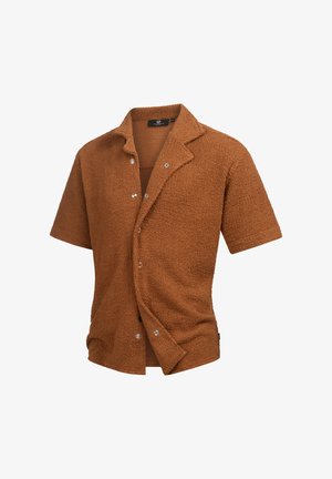 Camisa de manga corta en tejido marrón texturizado, con cuello tipo notch y botones plateados en el delantero. Diseño casual y de corte relajado.
