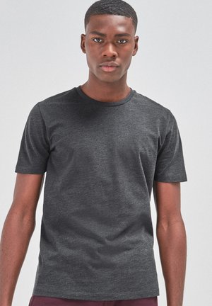 Camiseta de manga corta con cuello redondo en gris oscuro, hecha de una mezcla de algodón, que presenta una textura suave y un ajuste casual.