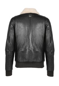 Chaqueta bomber de cuero negro con un cuello de piel de oveja crema, puños y cintura acanalados. Presenta una etiqueta negra cuadrada en la parte posterior.