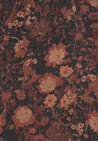 Tela floral con flores grandes y pequeñas en tonos de óxido y melocotón sobre un fondo azul marino oscuro, con detalles intrincados y textura.