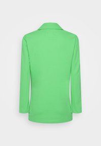 Blouse verte à manches longues avec un col cranté, dotée d'une texture lisse et d'une coupe ajustée, sans motifs ni accents visibles.
