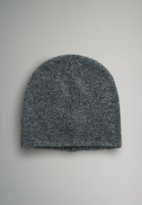 Szara filcowa czapka typu beanie z zaokrąglonym wierzchołkiem i podwiniętym brzegiem. Teksturowana powierzchnia z subtelnym, zblendowanym wzorem kolorów.