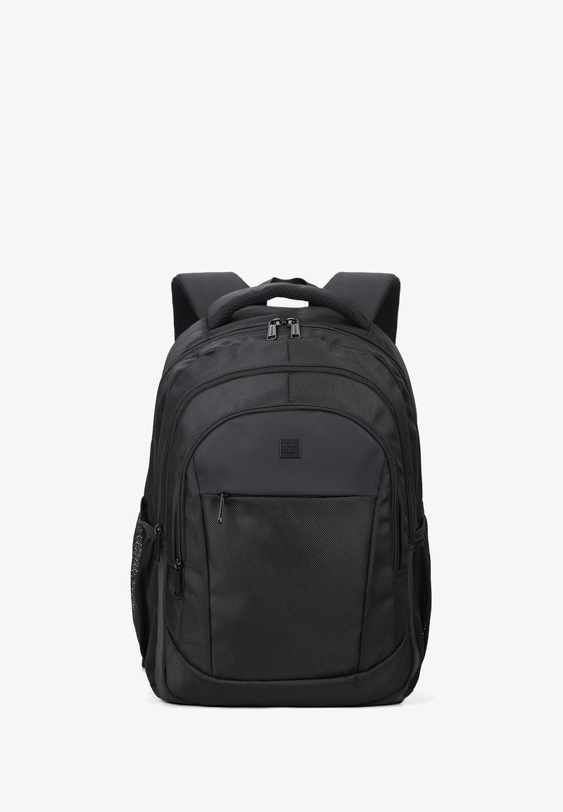 Sac à dos noir en tissu texturé, avec double zip, bretelles rembourrées, poche avant, poche en mesh sur le côté et base robuste. Design élégant et fonctionnel.