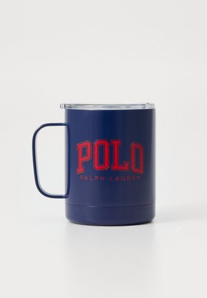 Marine rustfritt stålkrus med gjennomsiktig lokk, iøynefallende rødt "POLO"-logo, og håndtak for enkel grep. Rund form med glatt finish.
