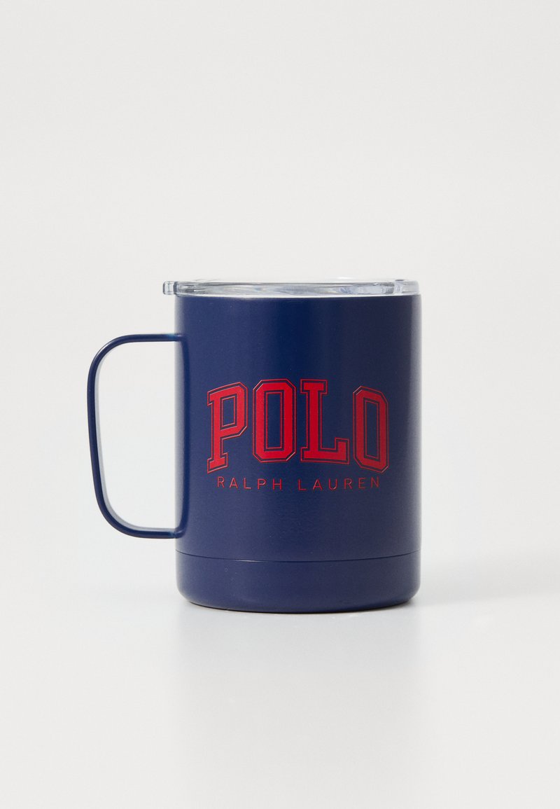 Marinefarbene Edelstahl-Tasse mit transparentem Deckel, auffälligem roten "POLO"-Logo und Griff für einen sicheren Halt. Runde Form mit glatter Oberfläche.