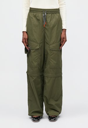 GIRLY TECH BUNGEE ZIP OFF PANTS - Oldalzsebes nadrágok - green