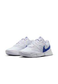 Bijele sportske tenisice s teksturiranim gornjim dijelom, s plavim Nike žigom, vezanjem na vezice i čvrstim, uzorkovanim potplatom.