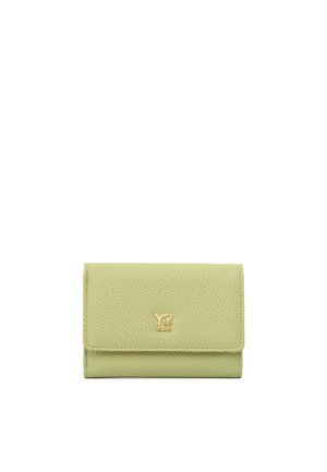 Portafoglio in pelle verde chiaro con trama, dotato di pattina e piccolo logo Y Not Milano dorato al centro sulla parte frontale.