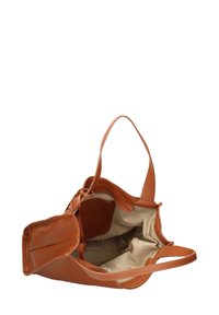 Borsa a mano in pelle marrone con esterno testurizzato, design a cima aperta e fodera in tessuto beige. Presenta una tasca interna con zip e manici lunghi.