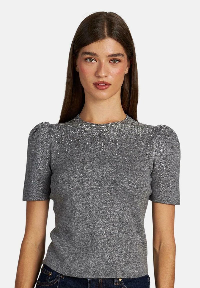 Top de punto gris de manga corta con hombros abullonados, que presenta sutiles detalles brillantes y un diseño ajustado. Tejido texturizado con un ligero brillo.