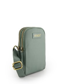 Grüne Leder-Crossbody-Tasche mit goldenen Beschlägen, zwei Reißverschlüssen und einem Logo-Patch. Verfügt über eine strukturierte Oberfläche und einen verstellbaren Tragegurt.