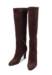 Brązowe zamszowe botki na wysokim obcasie z wąskim noskiem, skromnym obcasem i z boku zamkiem błyskawicznym; gładka tekstura i dopasowany krój.