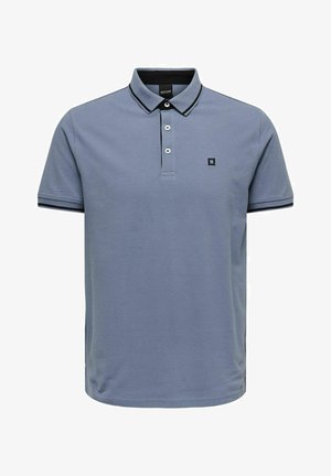 Polo in cotone azzurro chiaro con colletto e dettagli neri sulle maniche. Presenta una patta con tre bottoni e un piccolo logo sul petto.