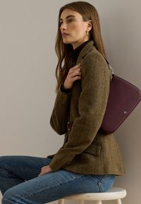 Non sélectionné, dark garnet