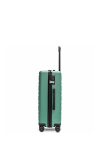 Maleta rígida verde con cuatro ruedas, mango telescópico extendido, asa lateral y candado de combinación incorporado.