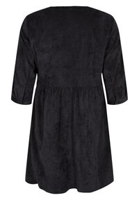 Robe noire à manches longues en tissu texturé, dotée d'une taille froncée, d'un col rond et de poignets boutonnés.