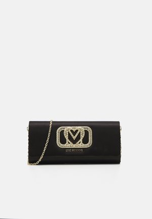 Czarna prostokątna kopertówka z złotym łańcuszkiem i błyszczącym złotym emblem w kształcie serca z napisem "LOVE MOSCHINO" z przodu.