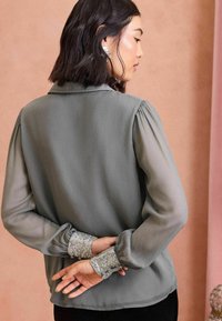 Love & Roses Hemdbluse - grey