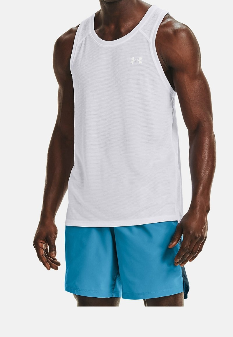 Biały sportowy top beztaliowy z teksturowanym wzorem i logo na piersi, w zestawie z niebieskimi szortami z elastycznym pasem.