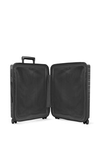 Valise noire avec un extérieur texturé, deux compartiments, des séparateurs en mesh, une poignée robuste et quatre roues pour la mobilité.