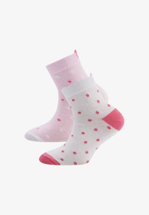 Zwei Paare von Crew-Socken; eines in Pink mit weißen Punkten, eines in Weiß mit pinken Punkten. Beide haben einfarbige Bündchen und Fersen. Weicher Strickstoff.