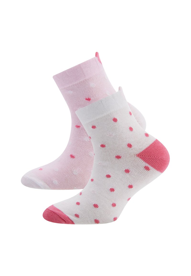 Zwei Paare von Crew-Socken; eines in Pink mit weißen Punkten, eines in Weiß mit pinken Punkten. Beide haben einfarbige Bündchen und Fersen. Weicher Strickstoff.