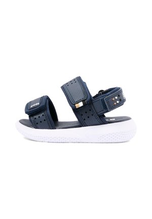 Sandalo blu navy con cinturini regolabili in Velcro e suola bianca imbottita, design con punta e tallone aperti per un uso casual.
