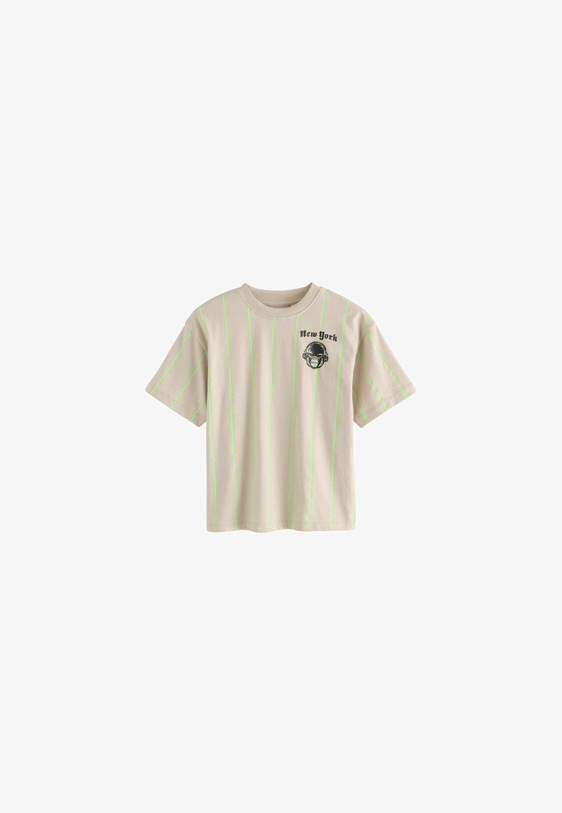 Beige t-shirt med korte ærmer, der har grønne lodrette striber og et grafisk print af en hjelm med teksten "New York" på venstre brystområde.