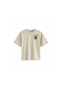 T-shirt beige à manches courtes avec des rayures verticales vertes et "New York" imprimé en noir, accompagné d'un accent graphique sur le devant.