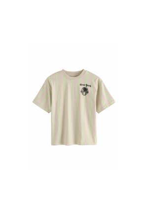 Beige T-Shirt mit kurzen Ärmeln, das grüne vertikale Streifen und "New York" in Schwarz aufgedruckt hat, mit einem grafischen Akzent auf der Vorderseite.