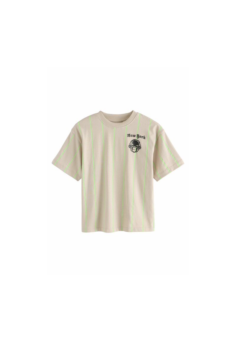 T-shirt beige à manches courtes avec des rayures verticales vertes et "New York" imprimé en noir, accompagné d'un accent graphique sur le devant.