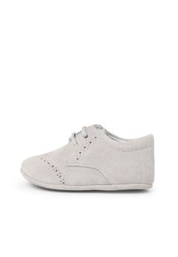 Scarpa in suede grigia con dettagli perforati e lacci grigi, dotata di punta arrotondata e una suola morbida e flessibile per il comfort.