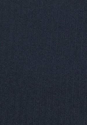 Donkergrijze stof met een gestructureerd oppervlak, voorzien van fijne verticale ribbels voor extra diepte. Zacht en geweven, geschikt voor bekleding of kleding.