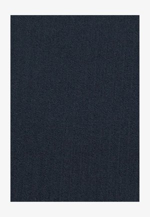 Donkergrijze stof met een gestructureerd oppervlak, voorzien van fijne verticale ribbels voor extra diepte. Zacht en geweven, geschikt voor bekleding of kleding.