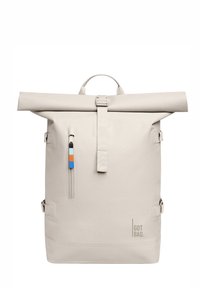 Sac à dos gris à rabat, fabriqué en matériau durable, doté d'une poche zippée à l'avant avec des accents colorés et de sangles latérales ajustables.