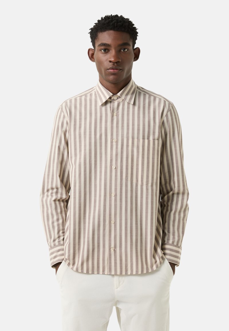 Gestreiftes Hemd zum Knöpfen aus einem Baumwollmischgewebe in Beige und Taupe, mit Brusttasche, langen Ärmeln und klassischem Kragen.