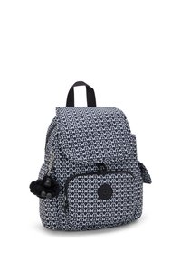 Mochila azul marino con un patrón geométrico blanco, tapa superior, bolsillo con cremallera en la parte delantera y un llavero con pompon negro. Correas ajustables.