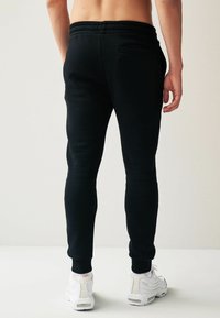 Next JOGGERS REGULAR FIT - Treniņtērpa apakšdaļas - black