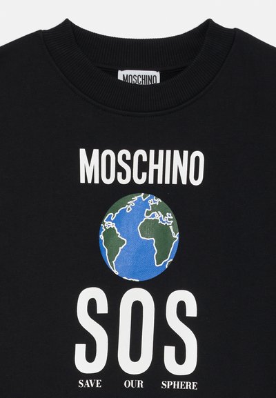 Maglietta nera Moschino con grafica della Terra blu e verde e testo bianco "MOSCHINO" e "SOS Save Our Sphere."