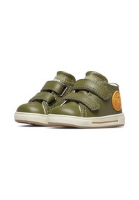 Scarpe per bambini in pelle verde con due cinturini in velcro, cuciture bianche e suole in gomma color nocciola. Presenta un logo arancione rotondo sul lato.