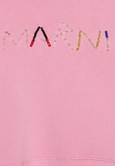 Rosa hettegenser med ordet "MARNI" laget av perler og metallbiter i forskjellige farger og teksturer, sentralt plassert.