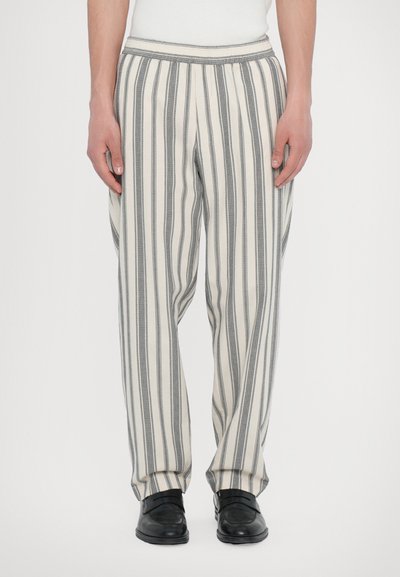Pantalons rayés au fit décontracté, présentant des rayures verticales grises et blanches, une taille élastique et un tissu doux et léger.