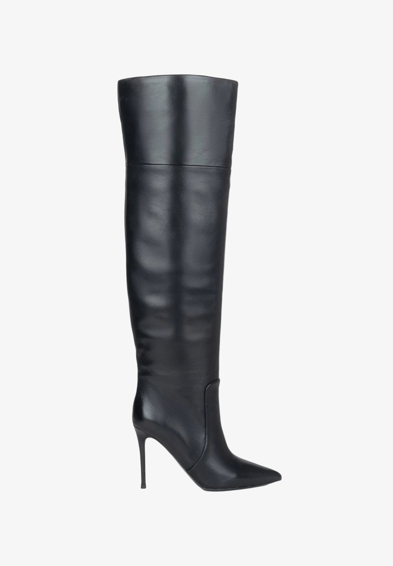 Botte noire en cuir montant jusqu'à la cuisse, au design épuré, avec un bout pointu et un talon stiletto ; texture lisse avec des accents minimaux et sans quincaillerie visible.