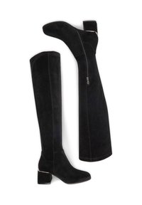Čierne semišové vysoké čižmy nad kolená s blokovým podpätkom, bočným zipsom a kontrastnými švami. Hladká textúra, elegantný dizajn.